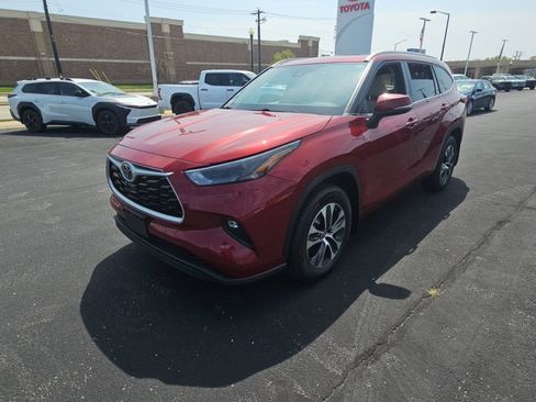 Used 2022 Toyota Highlander XLE AWD/4WD image 7