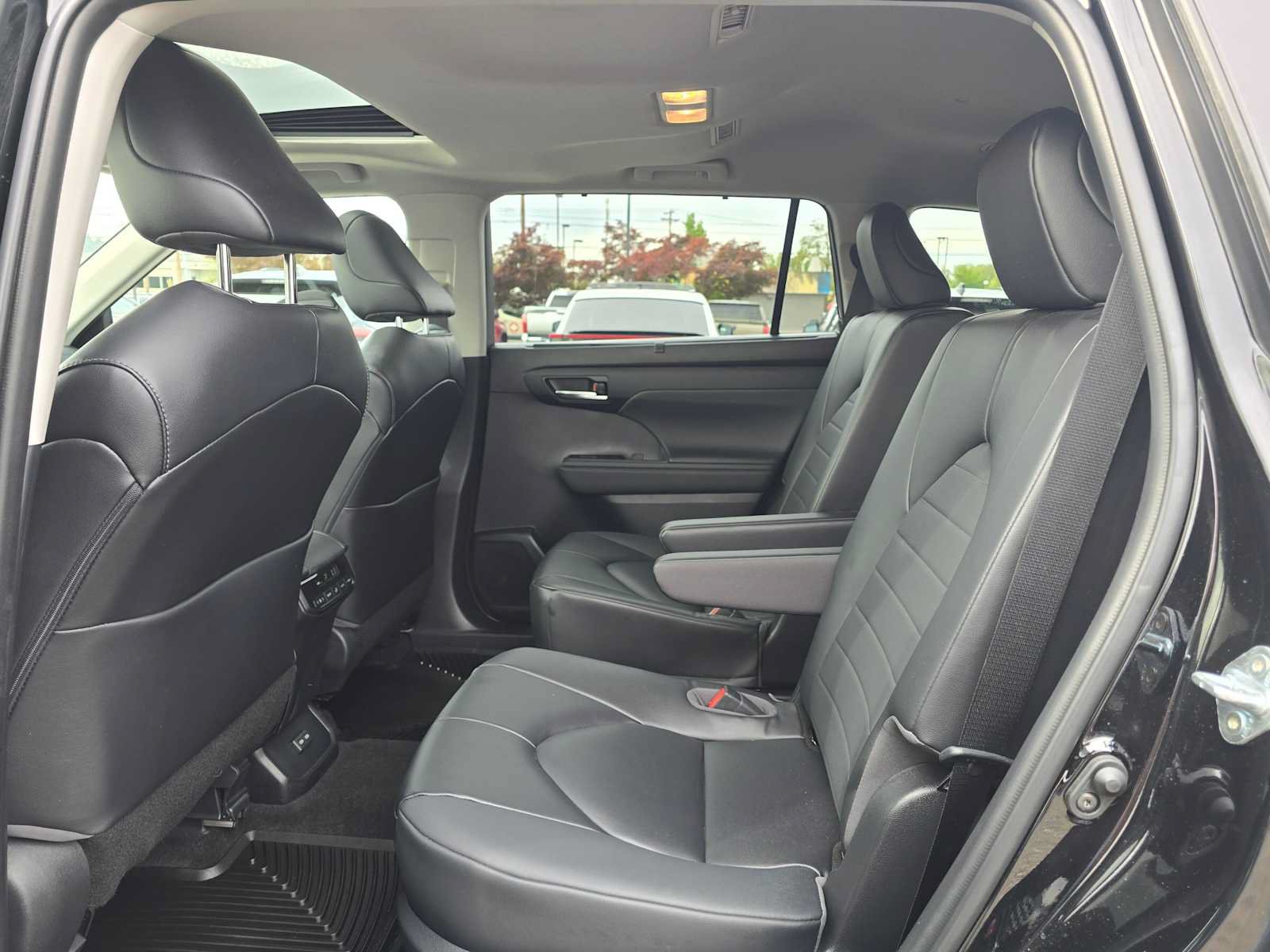 Used 2023 Toyota Highlander XLE AWD/4WD image 16