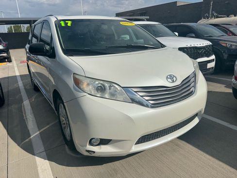 Used 2017 Toyota Sienna XLE w/ XLE Navigation Package FWD image 5