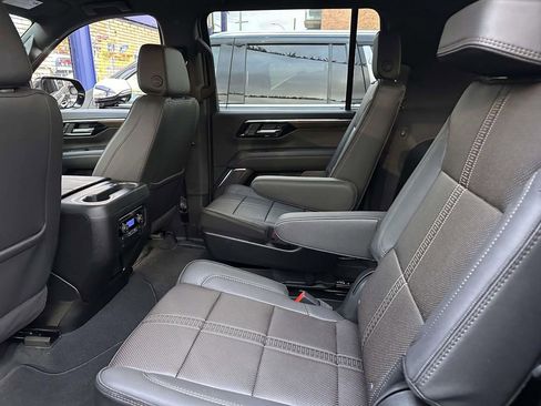 Used 2025 Chevrolet Suburban High Country AWD/4WD image 11