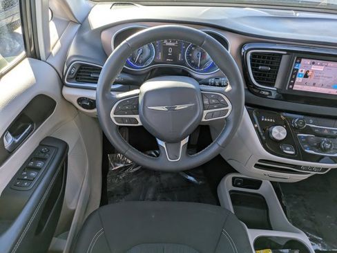 Used 2023 Chrysler Voyager LX image 14