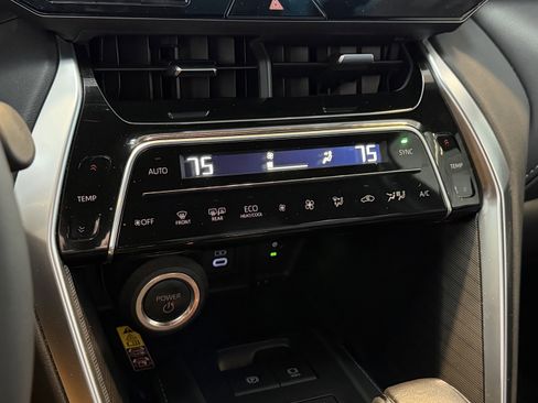 Used 2024 Toyota Venza Nightshade image 13