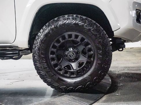 Used 2017 Toyota Tacoma TRD Sport AWD/4WD image 6