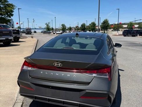 Used 2024 Hyundai Elantra SEL FWD image 11