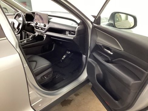 Used 2024 Toyota Grand Highlander AWD image 19