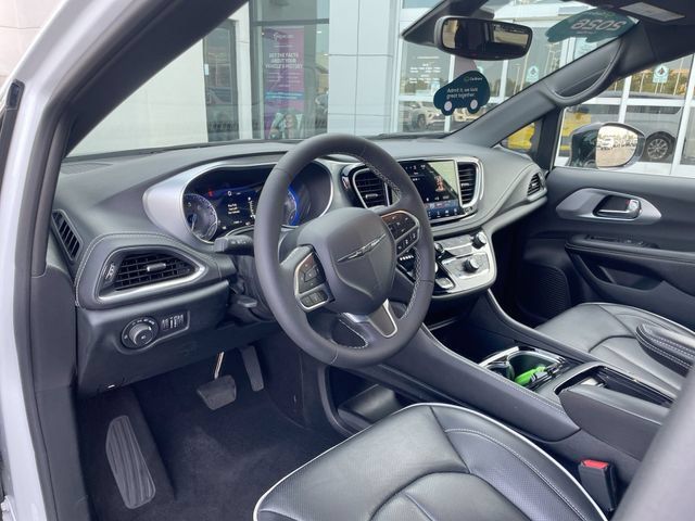 Used 2026 Chrysler Pacifica Limited FWD image 11