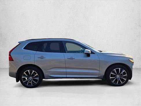 Used 2022 Volvo XC60 B5 Momentum image 4