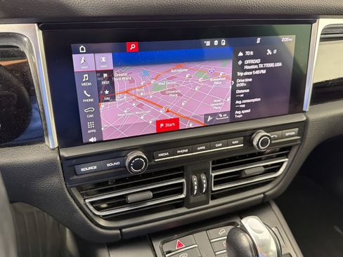 Certified 2021 Porsche Macan image 24