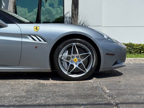 Used 2010 Ferrari California RWD image 4