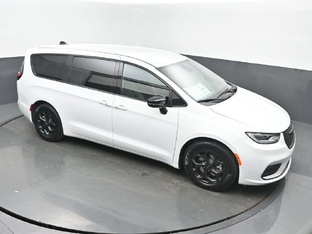Used 2024 Chrysler Pacifica Limited FWD image 44