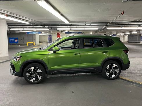 New 2025 Volkswagen Taos SE image 32