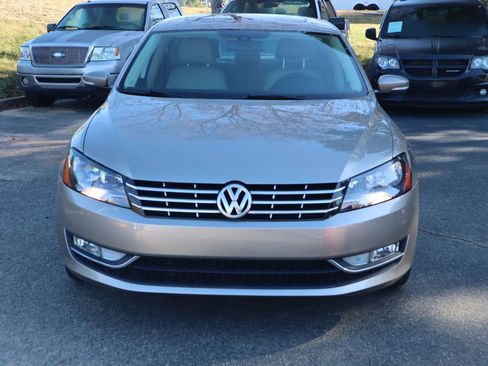Used 2015 Volkswagen Passat TDI SEL Premium image 2
