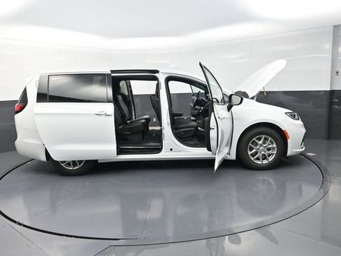 New 2026 Chrysler Pacifica Select image 33