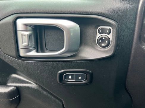 Used 2018 Jeep Wrangler Sport AWD/4WD image 14