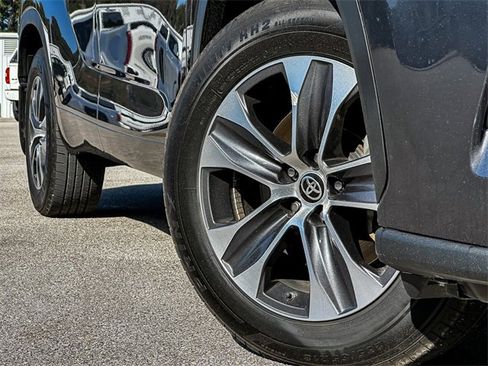 Used 2024 Toyota Highlander XLE image 2