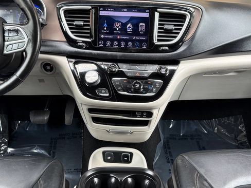 Used 2019 Chrysler Pacifica Touring-L FWD image 25