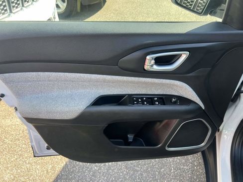 Used 2024 Jeep Compass Latitude image 16