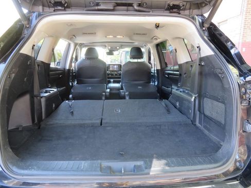 Used 2020 Toyota Highlander XLE AWD/4WD image 25