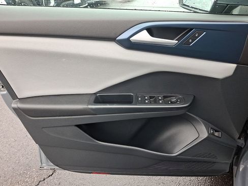 Certified 2023 Volkswagen Taos SE w/ Panoramic Sunroof Package image 12