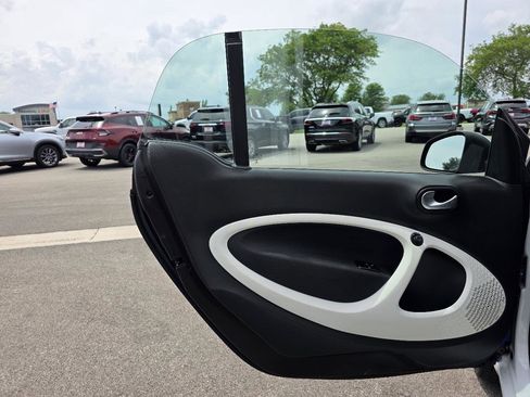 Used 2016 smart fortwo passion RWD image 2