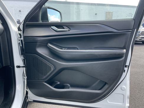 Certified 2023 Jeep Grand Cherokee Laredo w/ Luxury Tech Group I image 10