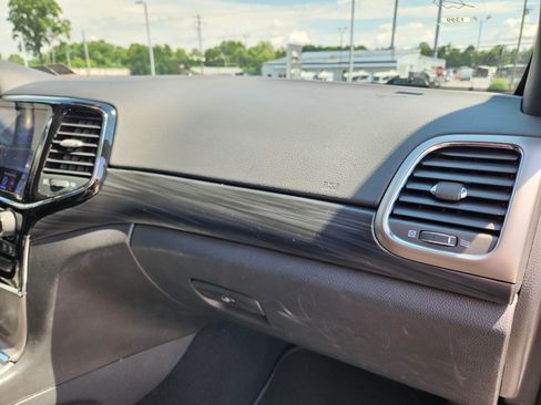 Used 2019 Jeep Grand Cherokee Altitude AWD/4WD image 17