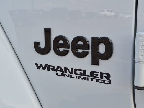 Used 2022 Jeep Wrangler Unlimited Sahara AWD/4WD image 30