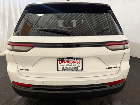 Used 2023 Jeep Grand Cherokee Limited w/ Black Appearance Package image 16