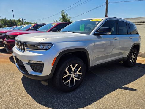 Used 2025 Jeep Grand Cherokee Limited AWD/4WD image 2