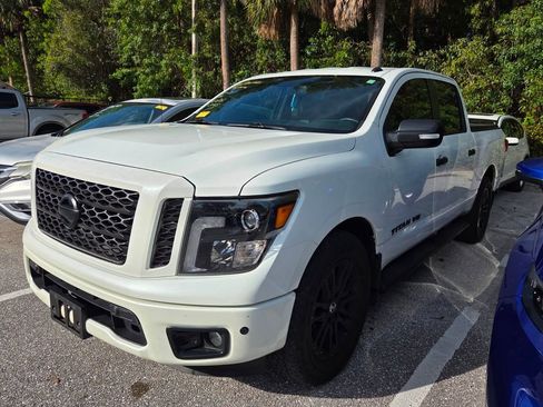 Used 2019 Nissan Titan SV w/ SV Convenience Package image 3