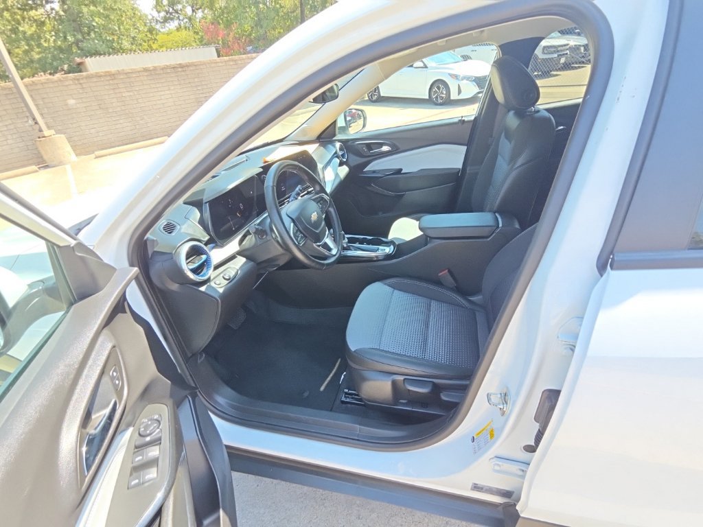 Used 2025 Chevrolet Trax LT w/ LT Convenience Package FWD image 4