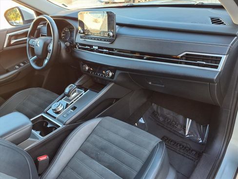 Used 2024 Mitsubishi Outlander SE image 8