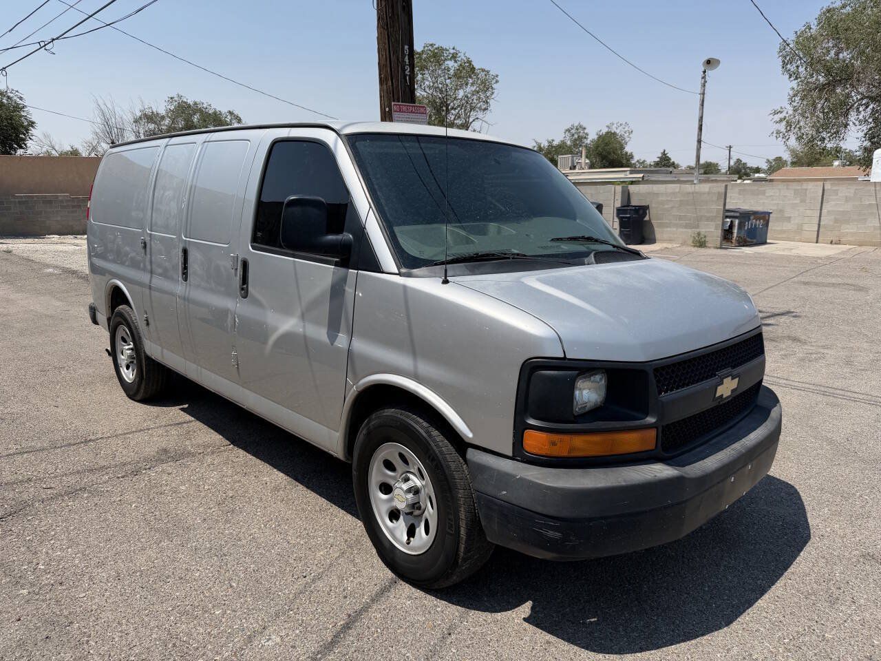 Used 2010 Chevrolet Express 1500 RWD image 2