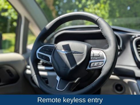 Used 2023 Chrysler Pacifica Touring-L FWD image 14