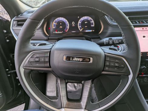 Used 2024 Jeep Grand Cherokee Limited w/ Black Appearance Package image 16