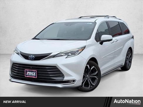 Used 2025 Toyota Sienna Platinum image 1