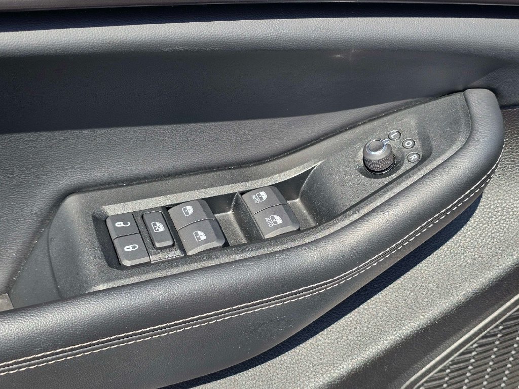 Used 2025 Jeep Grand Cherokee Altitude AWD/4WD image 15