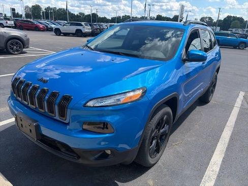Used 2018 Jeep Cherokee Latitude w/ Altitude Package AWD/4WD image 2