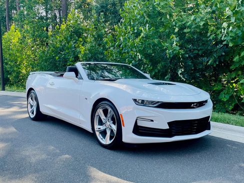 Used 2022 Chevrolet Camaro SS RWD image 2