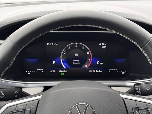 Used 2025 Volkswagen Taos SE image 29