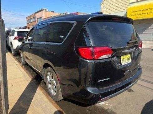 Used 2019 Chrysler Pacifica Limited image 4