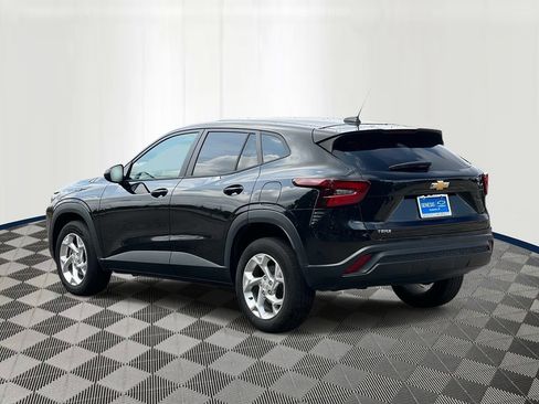 Used 2025 Chevrolet Trax LS w/ LS Convenience Package FWD image 4