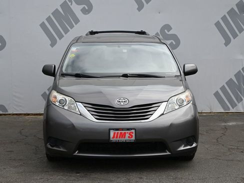 Used 2017 Toyota Sienna LE FWD image 2