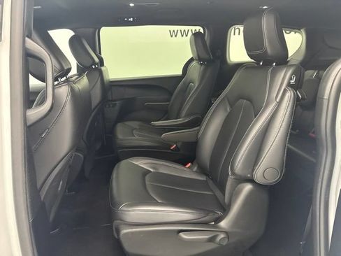 Used 2024 Chrysler Pacifica Limited FWD image 27
