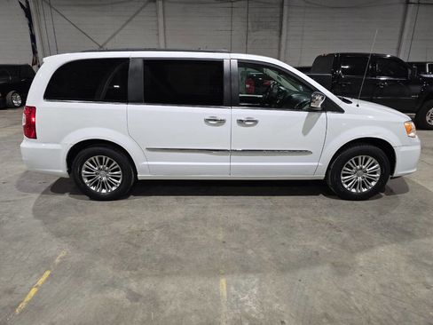 Used 2016 Chrysler Town & Country Touring-L w/ Driver Convenience Group FWD image 12