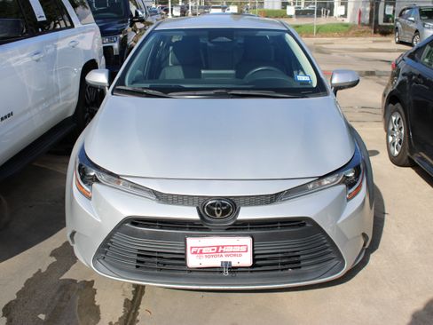 Used 2025 Toyota Corolla LE FWD image 3