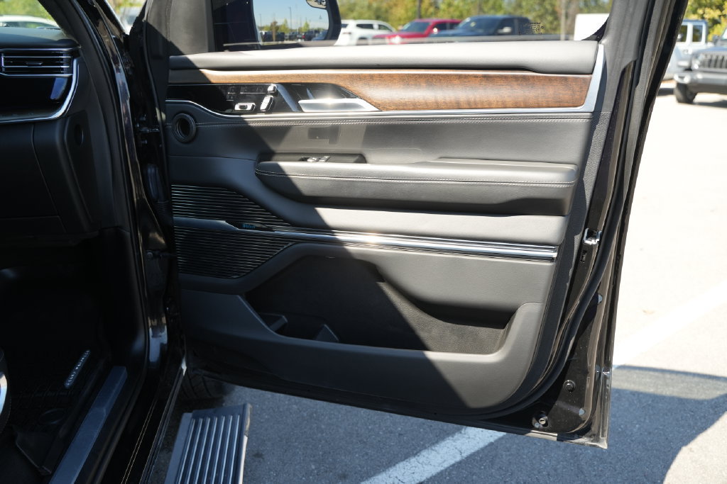 Used 2022 Jeep Grand Wagoneer Series II w/ Premium Group II AWD/4WD image 21
