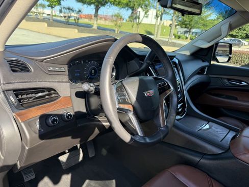 Used 2017 Cadillac Escalade Luxury AWD/4WD image 20