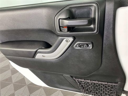 Used 2018 Jeep Wrangler Unlimited Sahara w/ Connectivity Group image 21