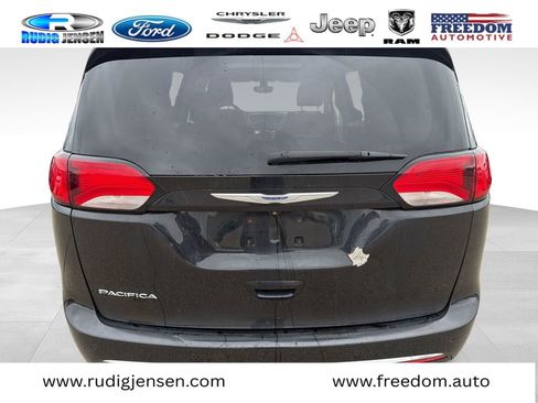 Used 2018 Chrysler Pacifica Touring-L Plus FWD image 4